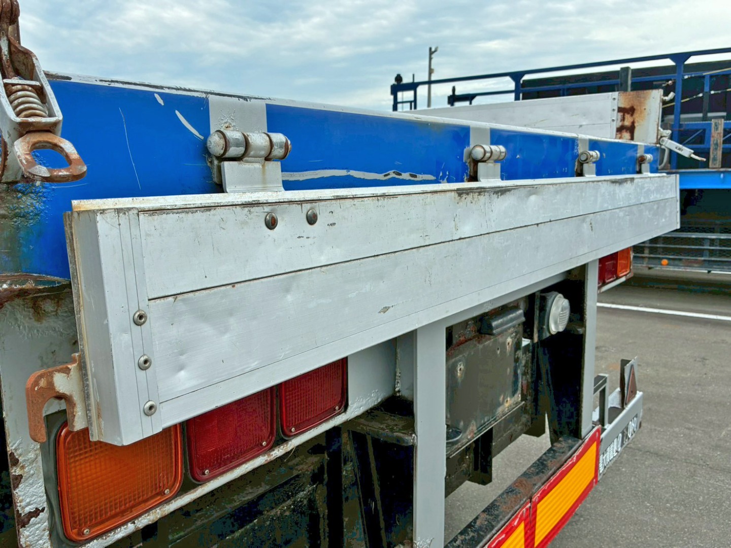 リヤアオリ内側の所々にヘコミがあります。|トレクス PFB34117の写真23
