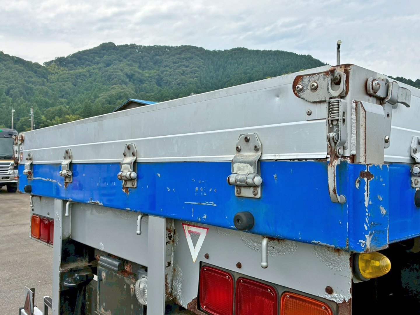 リヤレールに引きキズ ・ヘコミ 及び シールはがし跡があります。(運転席側)|トレクス PFB34117の写真26