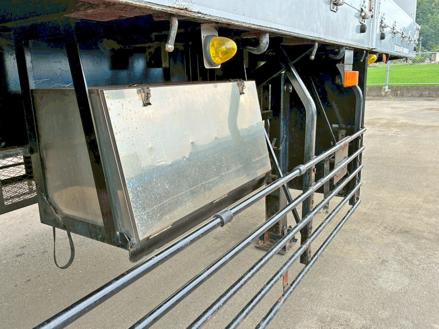 運転席側中央部にステンレス製の工具箱が付いています。|トレクス PFB34117の写真30