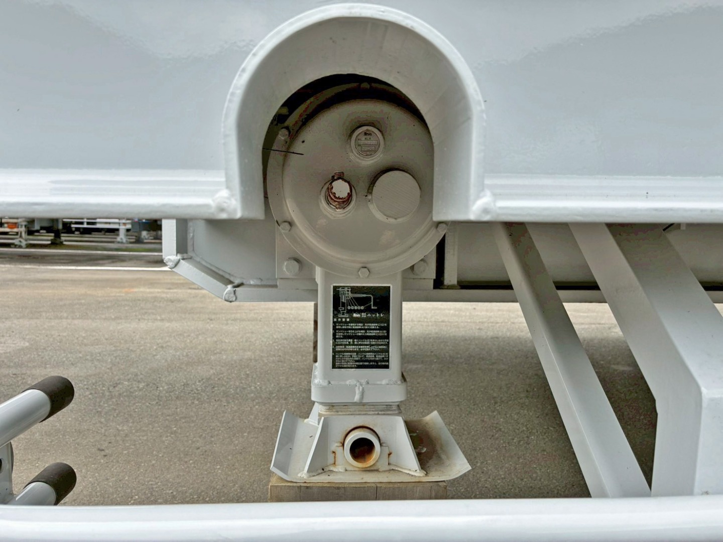 補助脚は脱着式のハンドルで昇降します。|トレクス PLR430CDの写真22