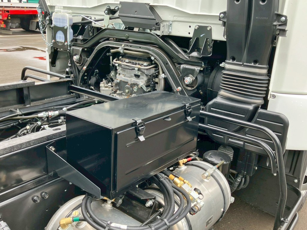 運転席側に工具箱が付いています。|三菱 ファイター 2KG-FK62F(2WD)の写真13