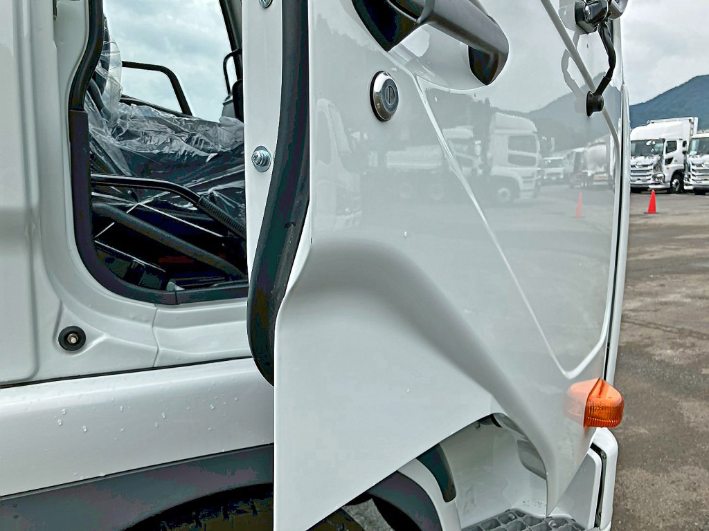 運転席側ドアエッジにキズがあります。|三菱 ファイター 2KG-FK62F(2WD)の写真23
