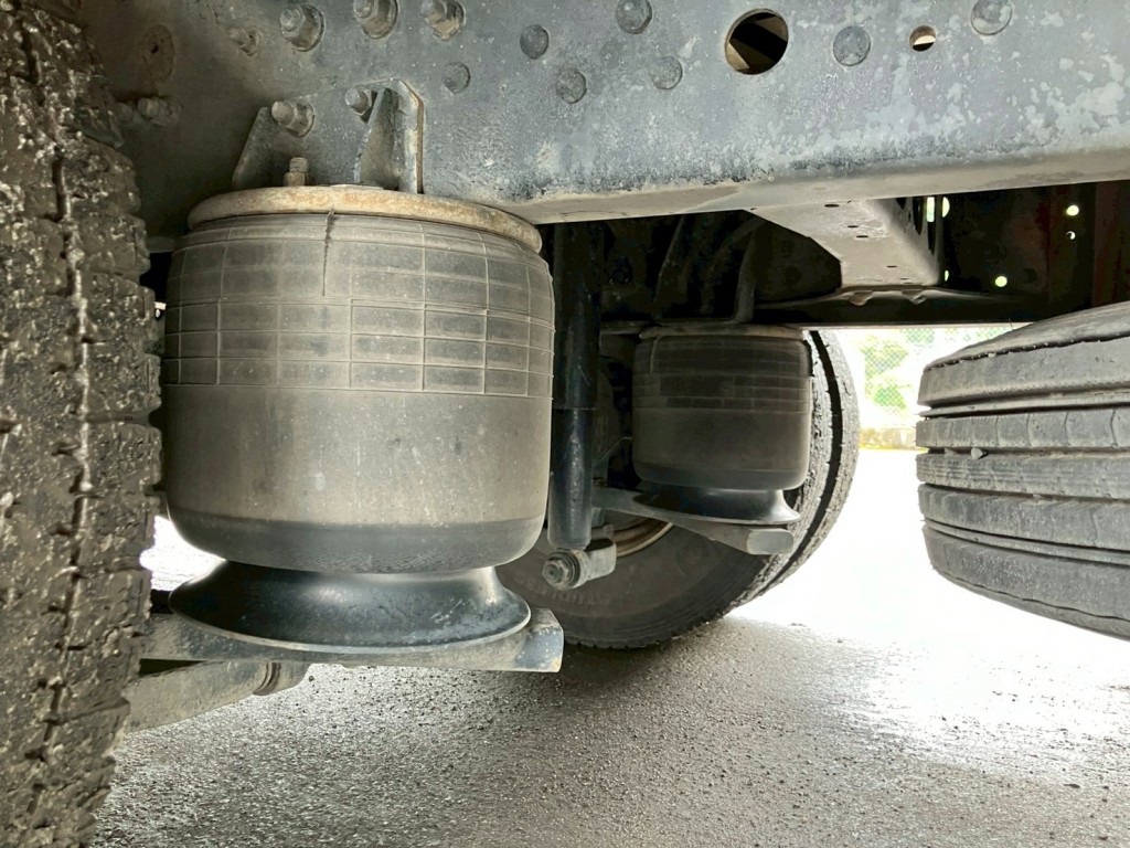 エアサスです。|三菱 ファイター 2KG-FK64F(2WD)の写真5