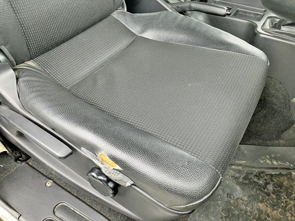 運転席座面にヘタリ・穴があります。|三菱 ファイター 2KG-FK64F(2WD)の写真8