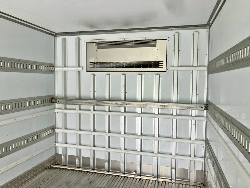 冷凍機の吹き出し口です。|三菱 ファイター 2KG-FK64F(2WD)の写真12