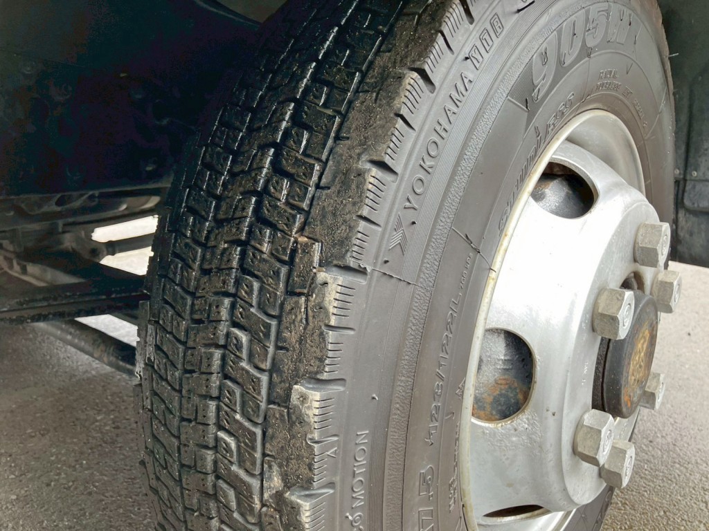 運転席側タイヤ偏摩耗段付き摩耗|三菱 ファイター 2KG-FK64F(2WD)の写真20