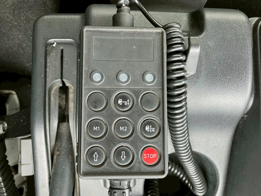 エアサスのコントローラーです。|三菱 ファイター 2KG-FK64F(2WD)の写真29