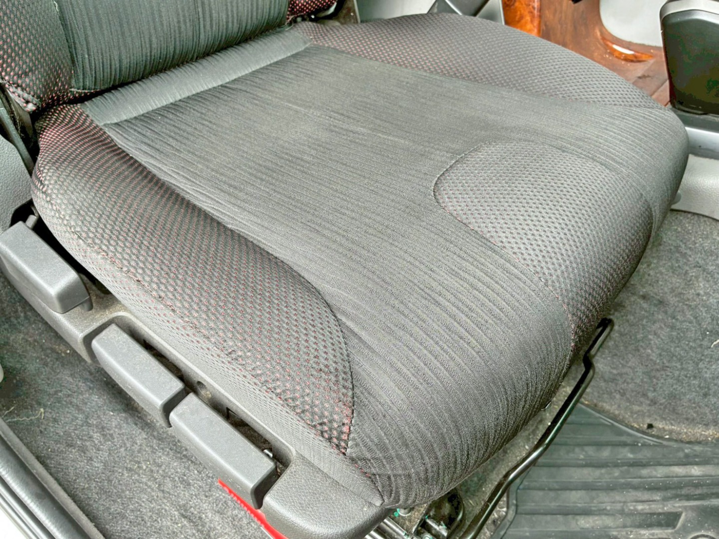 運転席座面にヘタリがあります。|UDトラックス クオン 2RG-CG5FAの写真8