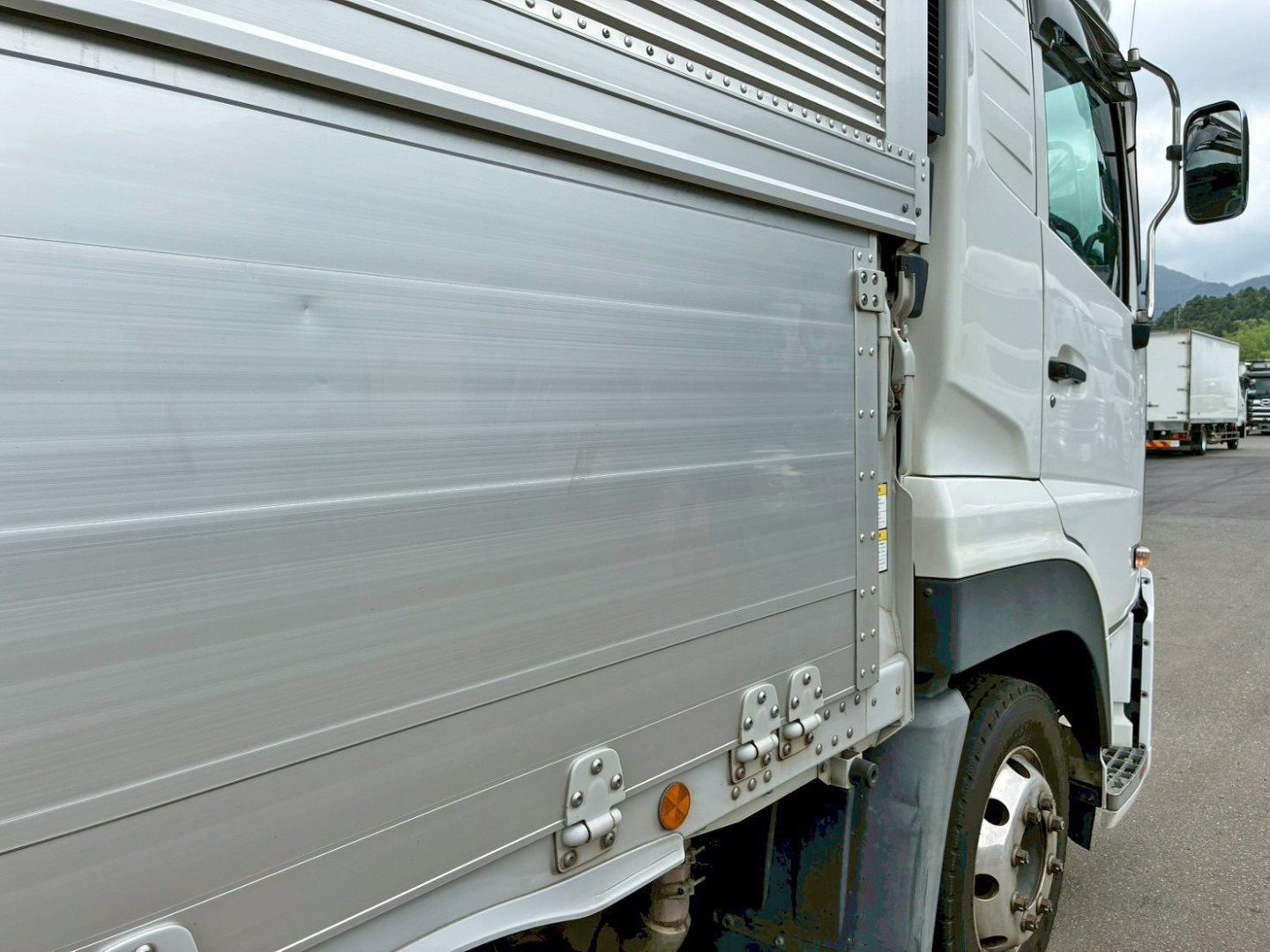 運転席側アオリ前方にキズ・ヘコミがあります。|UDトラックス クオン 2RG-CG5FAの写真20