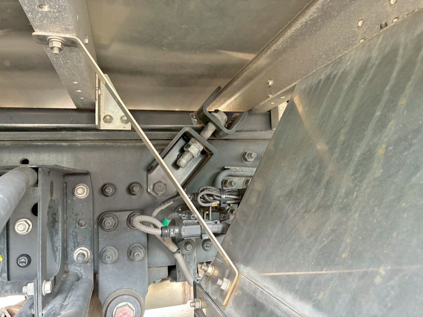 運転席側2軸目後方の振れ止めボルトに緩みがあります。|UDトラックス クオン 2RG-CG5FAの写真21