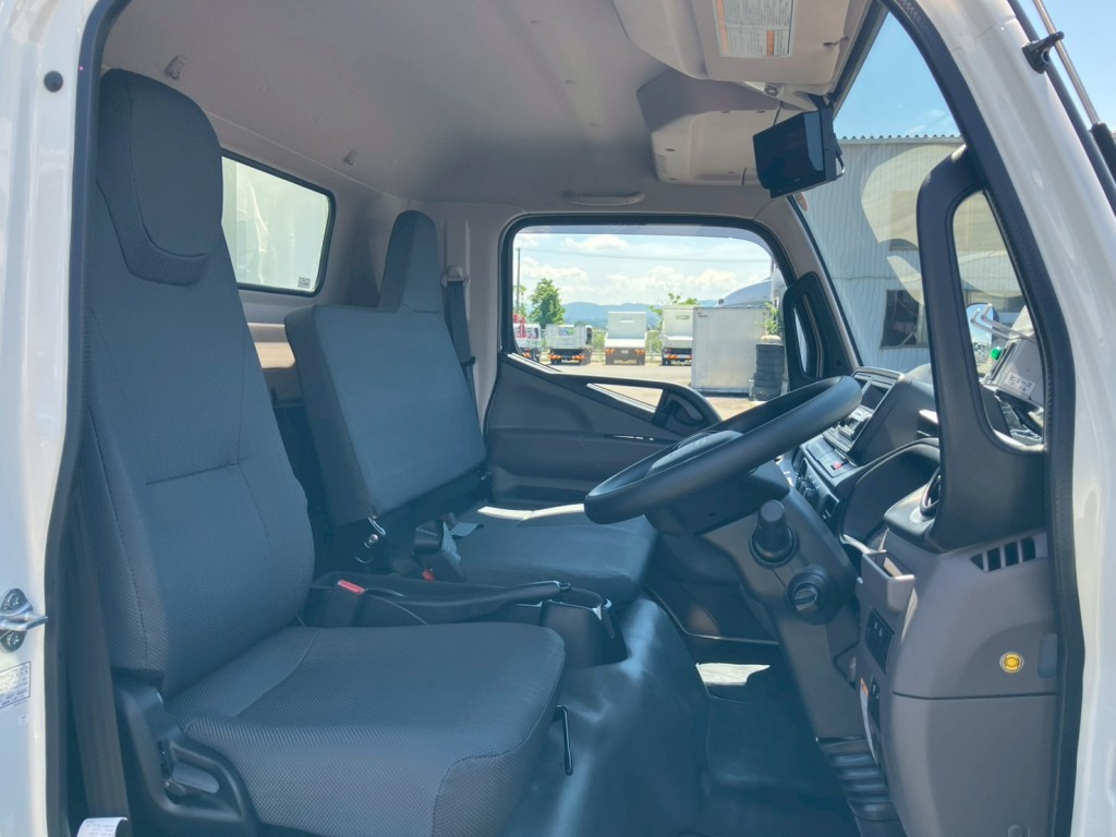 乗車定員は3名です。|三菱 キャンター 2PG-FEBM0(2WD)の写真8