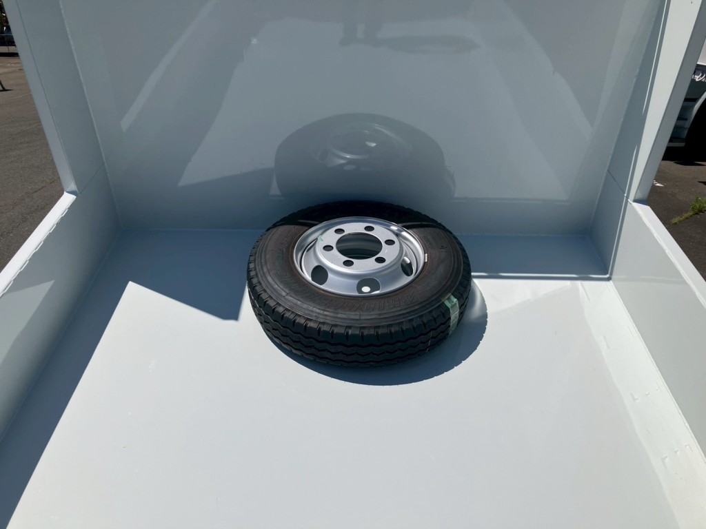 荷台にスペアタイヤがあります。|三菱 キャンター 2PG-FEBM0(2WD)の写真11