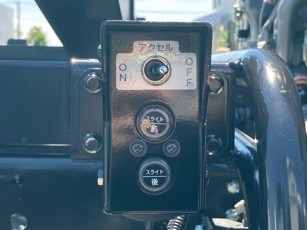 運転席側にスライドの操作スイッチがあります。|三菱 キャンター 2PG-FEBM0(2WD)の写真17