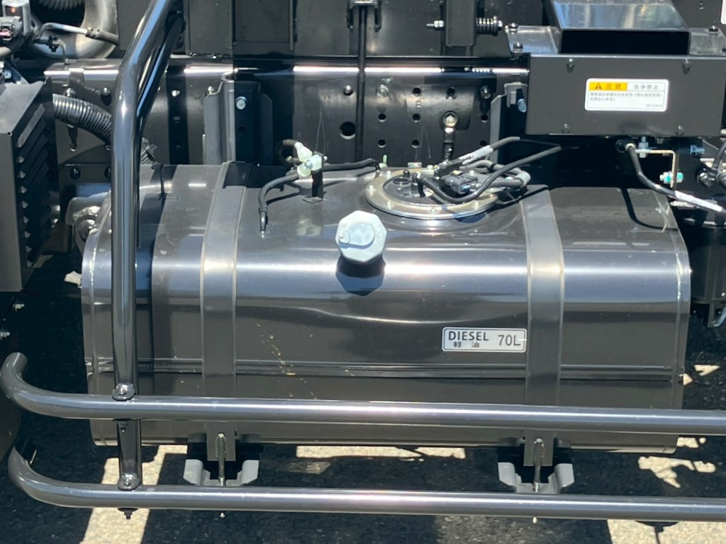燃料タンクは70Lです。|三菱 キャンター 2PG-FEBM0(2WD)の写真19