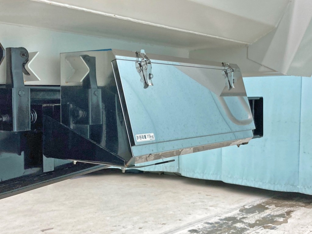 運転席側前方にステンレス製の工具箱が付いています。|極東  PFB34112改の写真17