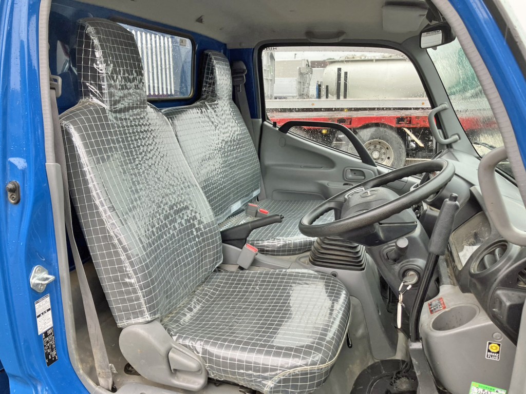 ベットレスキャビンで乗車定員は3人です。|日野 デュトロ 2KG-XZU675T(4WD)の写真8