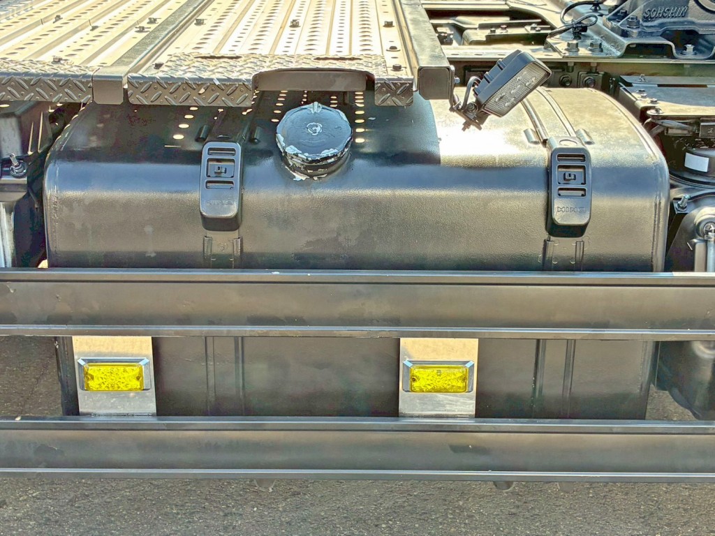 燃料タンクは390Lアルミ製です。|日野 プロフィア 2DG-SH1EDGGの写真16