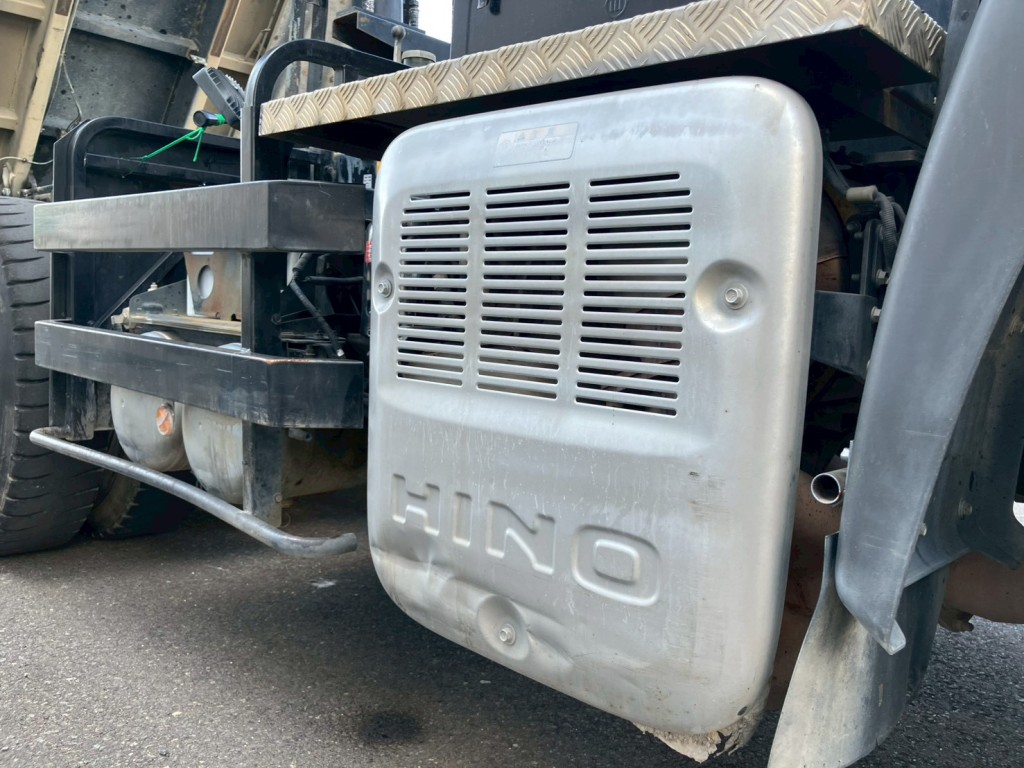 マフラーカバーにヘコミがあります。|日野 プロフィア QKG-FS1EKDAの写真26