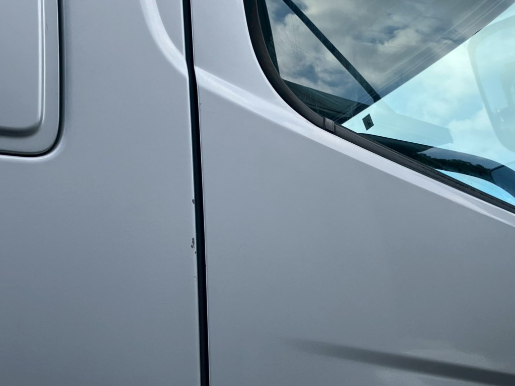 運転席ドアに小キズがあります。|日野 プロフィア QKG-FS1EKDAの写真31