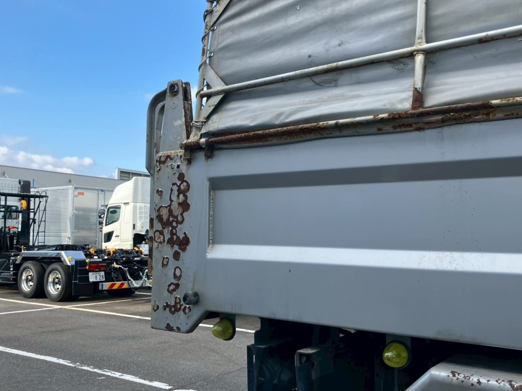 運転席側リヤ柱にサビがあります。|日野 プロフィア QKG-FS1EKDAの写真37