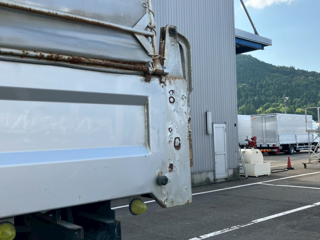 助手席側リヤ柱にサビがあります。|日野 プロフィア QKG-FS1EKDAの写真39