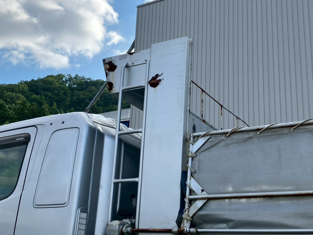 鳥居の助手席側にキズとサビがあります。|日野 プロフィア QKG-FS1EKDAの写真45