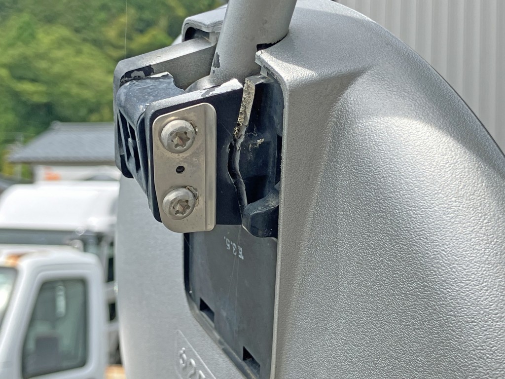 アンダーミラー取付部に割れがあります。|日野 プロフィア QKG-FS1EKDAの写真47