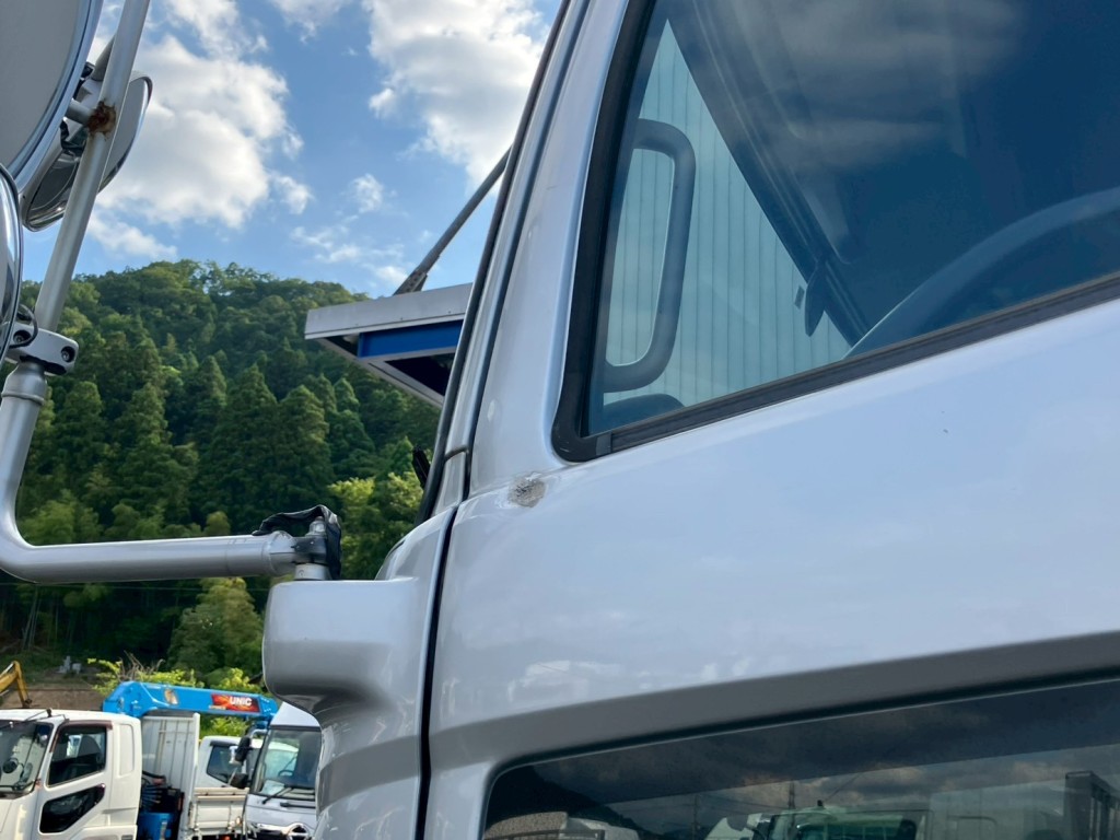 助手席ドアにヘコミがあります。|日野 プロフィア QKG-FS1EKDAの写真48