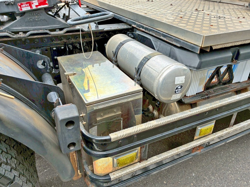 運転席側にステンレス製の工具箱が付いています。|UDトラックス  2PG-GK5AADの写真24