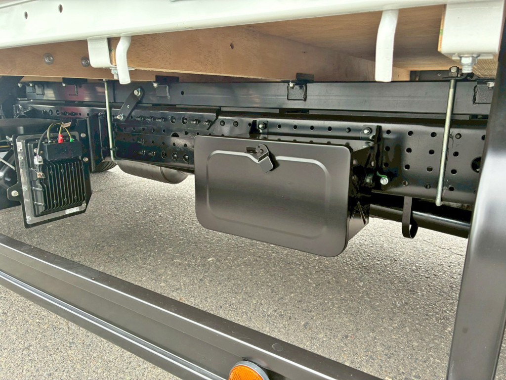助手席側に工具箱が付いています。|三菱 キャンター 2RG-FEB80(2WD)の写真11