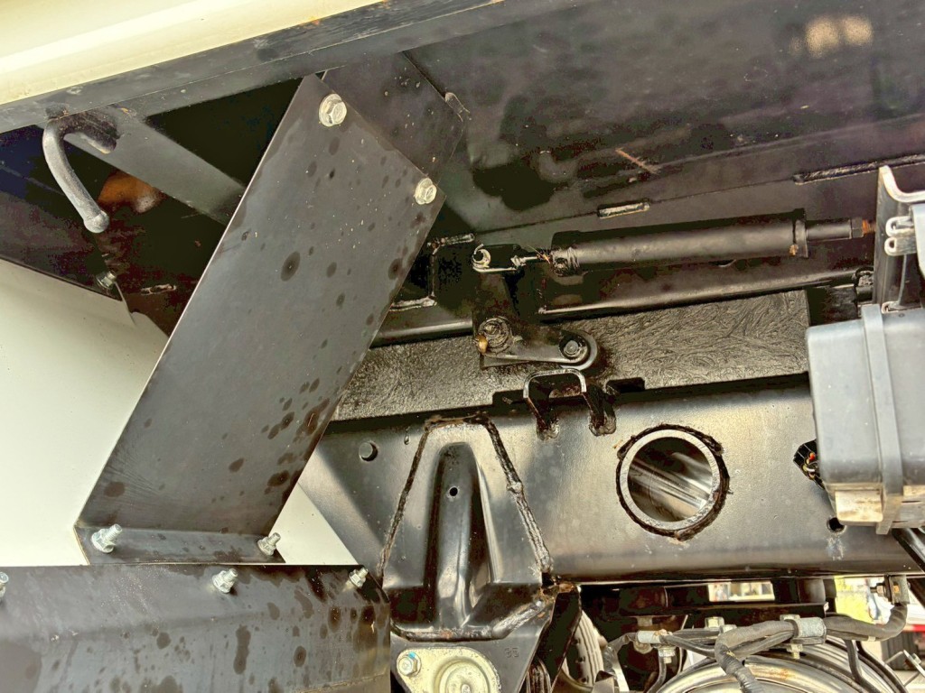 シャーシとネタの状態です。(縦ネタ・横ネタ鉄製です)|三菱 キャンター 2RG-FBA30(2WD)の写真6