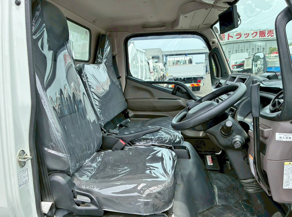 乗車定員は3名です。|三菱 キャンター 2RG-FBA30(2WD)の写真7