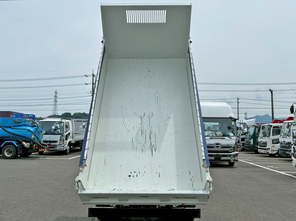 床は鉄板張りです。|三菱 キャンター 2RG-FBA30(2WD)の写真8