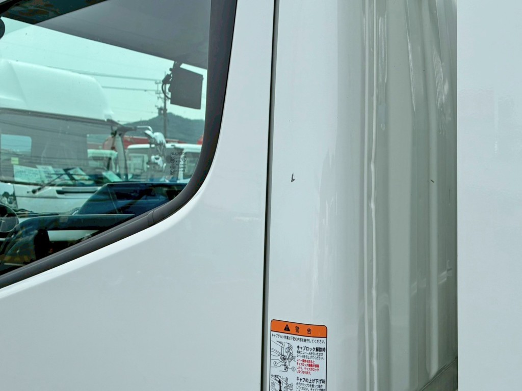 キャビン助手席側に小キズがあります。|三菱 キャンター 2RG-FBA30(2WD)の写真18