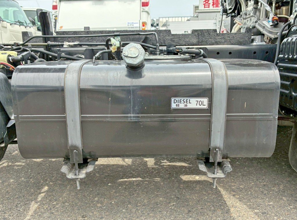 燃料タンクは70Lです。|三菱 キャンター 2RG-FBA30(2WD)の写真21
