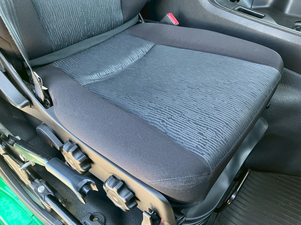 運転席シートにヘタリがあります。|三菱 スーパーグレート 2KG-FV70HXの写真7
