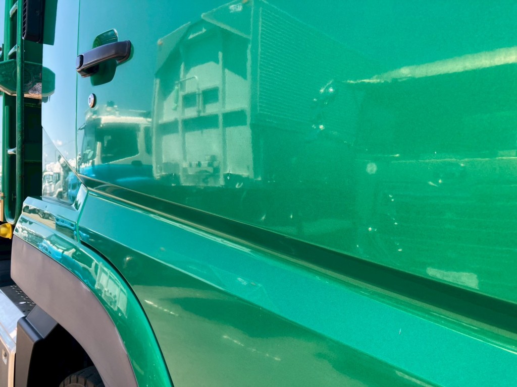 運転席側ドアにキズ・ヘコミがあります。|三菱 スーパーグレート 2KG-FV70HXの写真23
