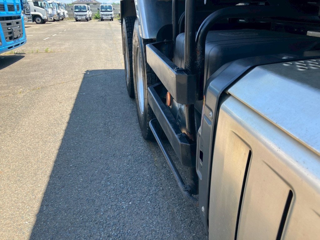 運転席側差異簿バンパーに歪みがあります。|三菱 スーパーグレート 2KG-FV70HXの写真27
