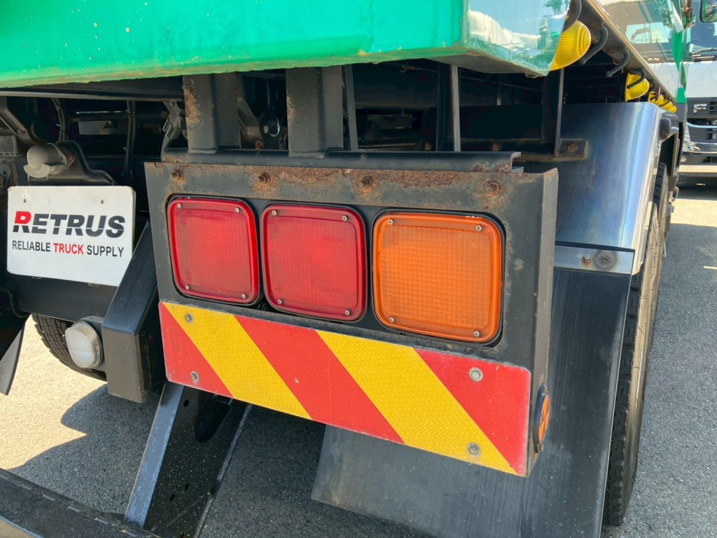 運転席側テールランプステーにサビ・腐食があります。|三菱 スーパーグレート 2KG-FV70HXの写真30