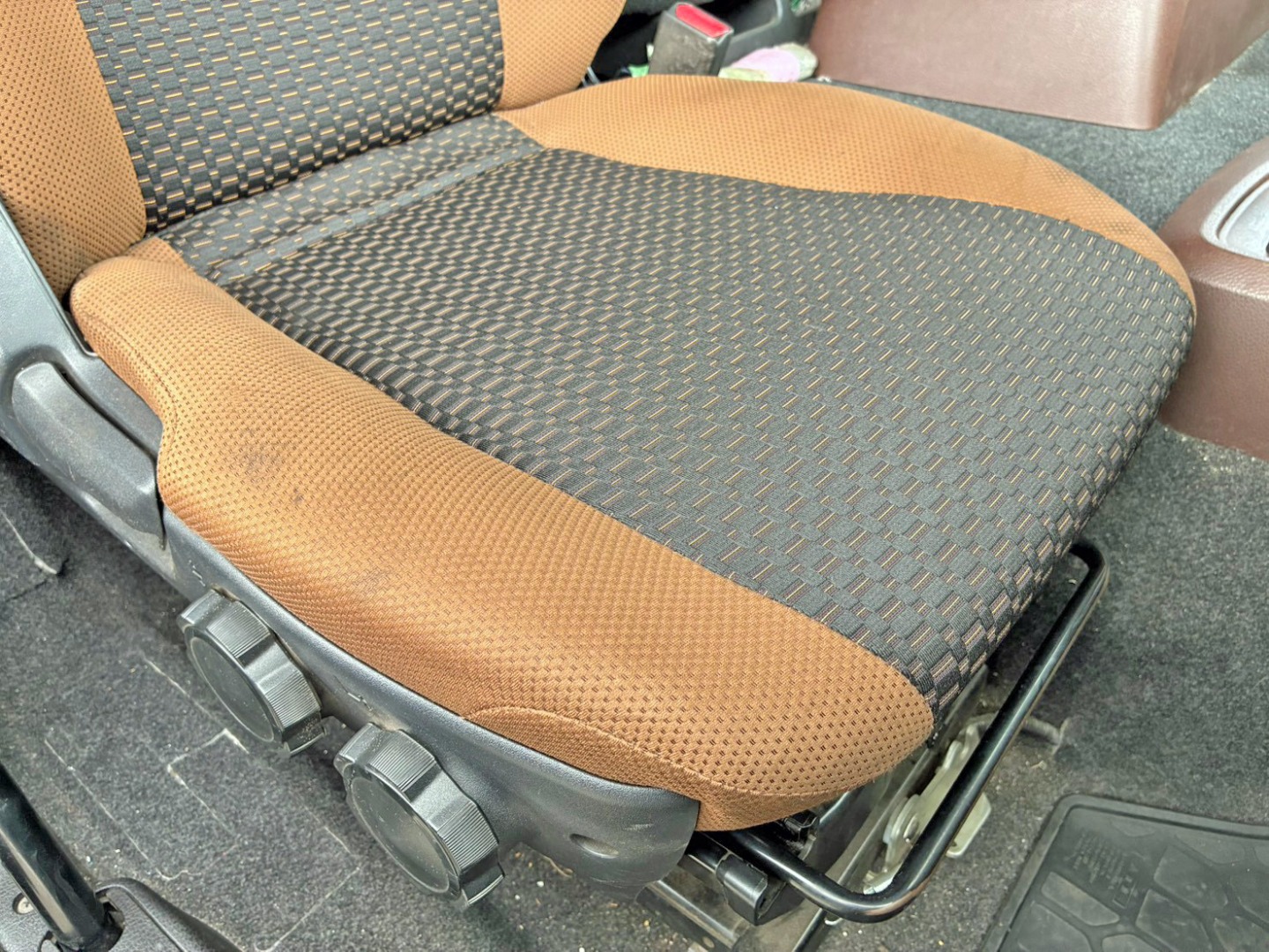 運転席座面にヘタリがあります。|日野 プロフィア 2DG-FS1AJAの写真8