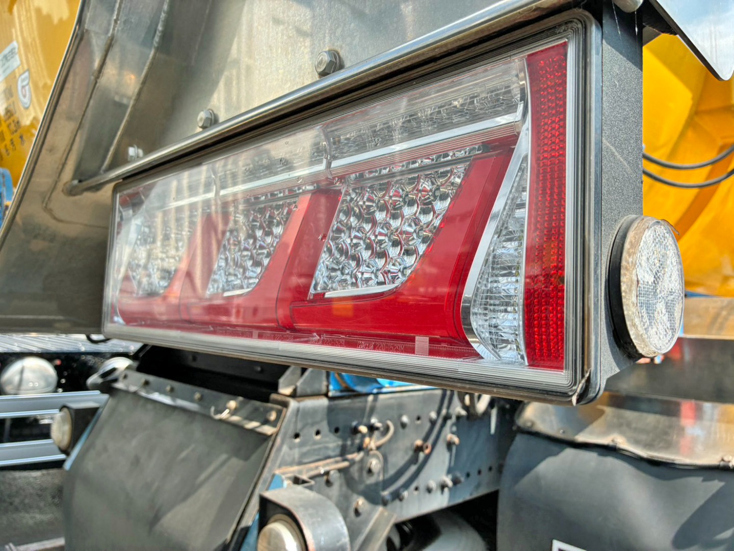 運転席側テールレンズ角が一部欠けています。|日野 プロフィア 2DG-FS1AJAの写真20