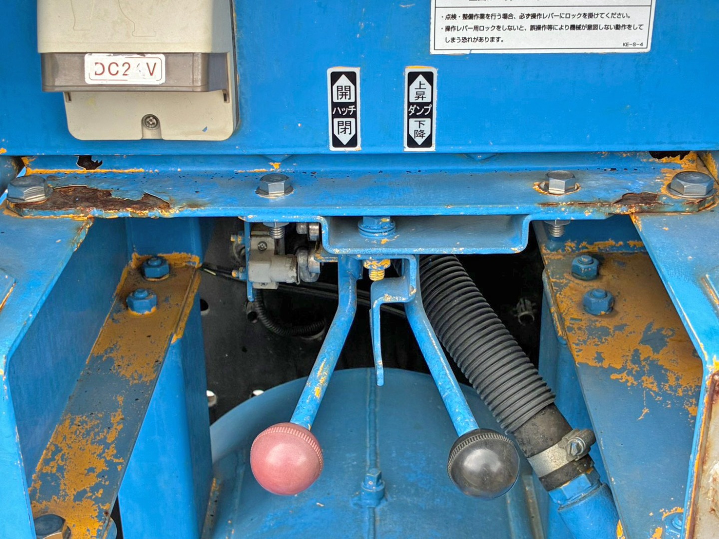 ハッチの開閉 及び ダンプアップの操作レバーです。|日野 プロフィア 2DG-FS1AJAの写真31