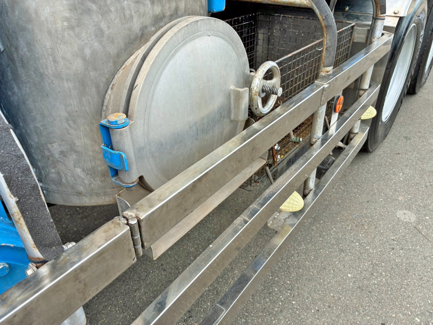サイクロン下部のサイドバンパーの状態です。|日野 プロフィア 2DG-FS1AJAの写真35