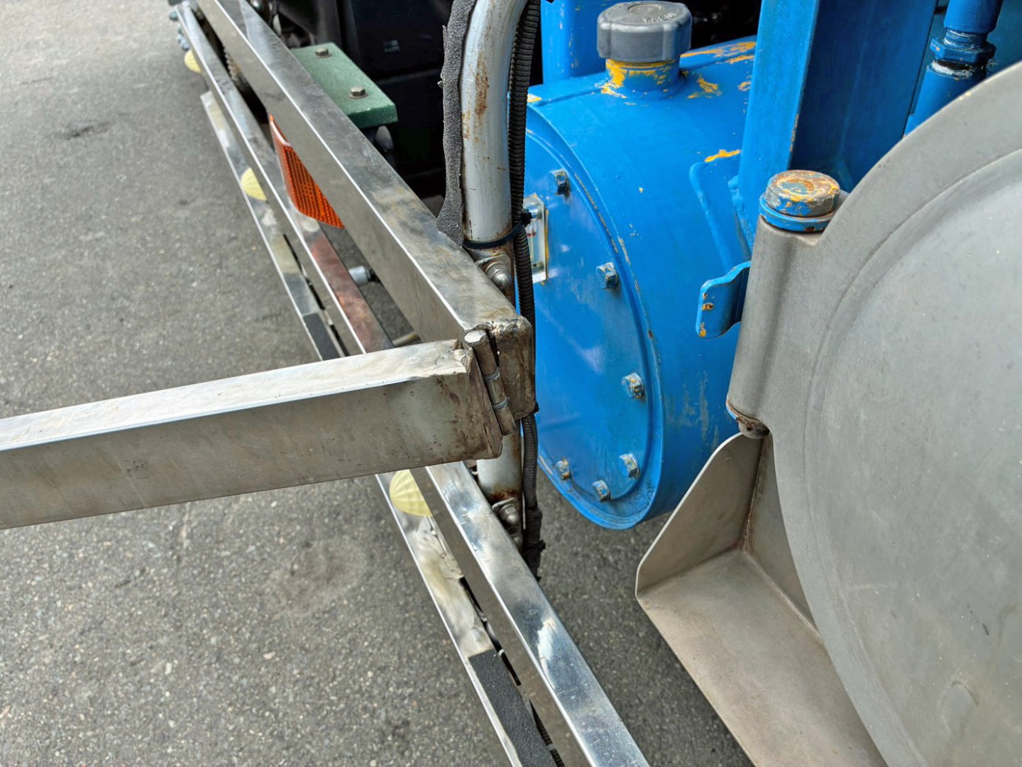 サイドバンパーを開いた状態です。|日野 プロフィア 2DG-FS1AJAの写真36