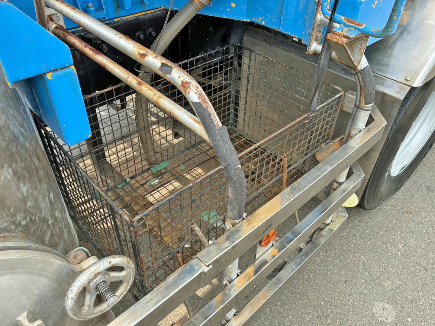 サイクロン横に物入れが付いています。|日野 プロフィア 2DG-FS1AJAの写真38