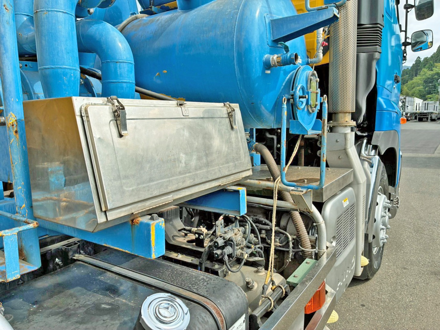 運転席側にステンレス製の工具箱が付いています。|日野 プロフィア 2DG-FS1AJAの写真43