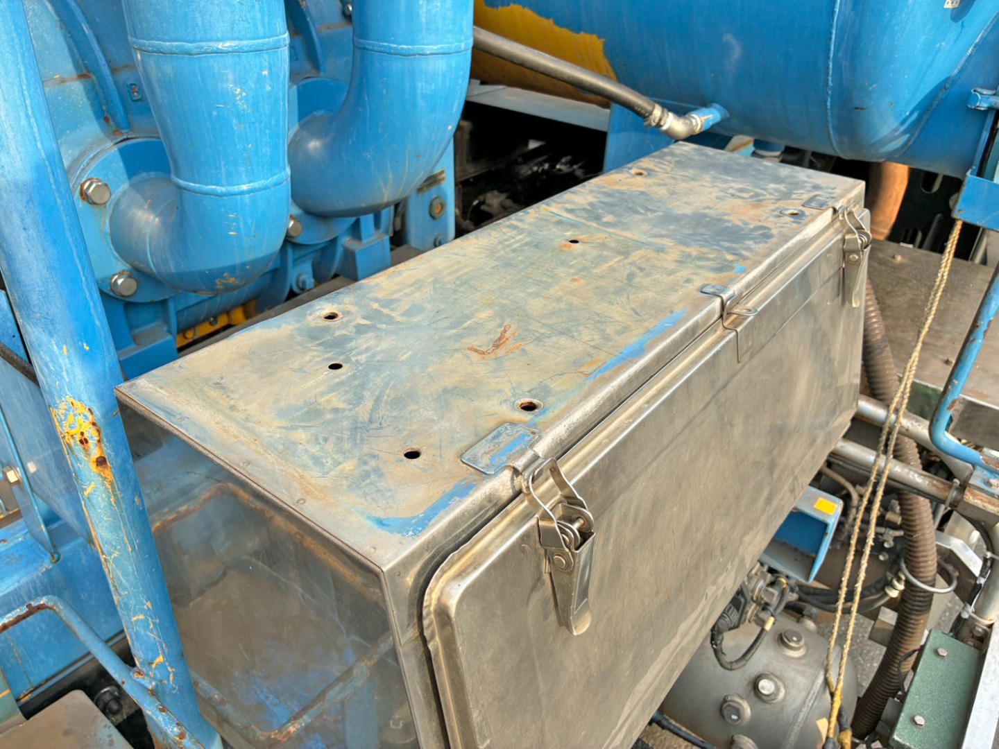 工具箱上部に加工穴が空いています。|日野 プロフィア 2DG-FS1AJAの写真44