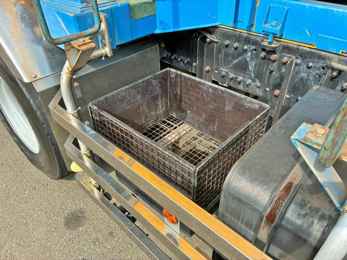 運転席側中央部に物入れが付いています。|日野 プロフィア 2DG-FS1AJAの写真45