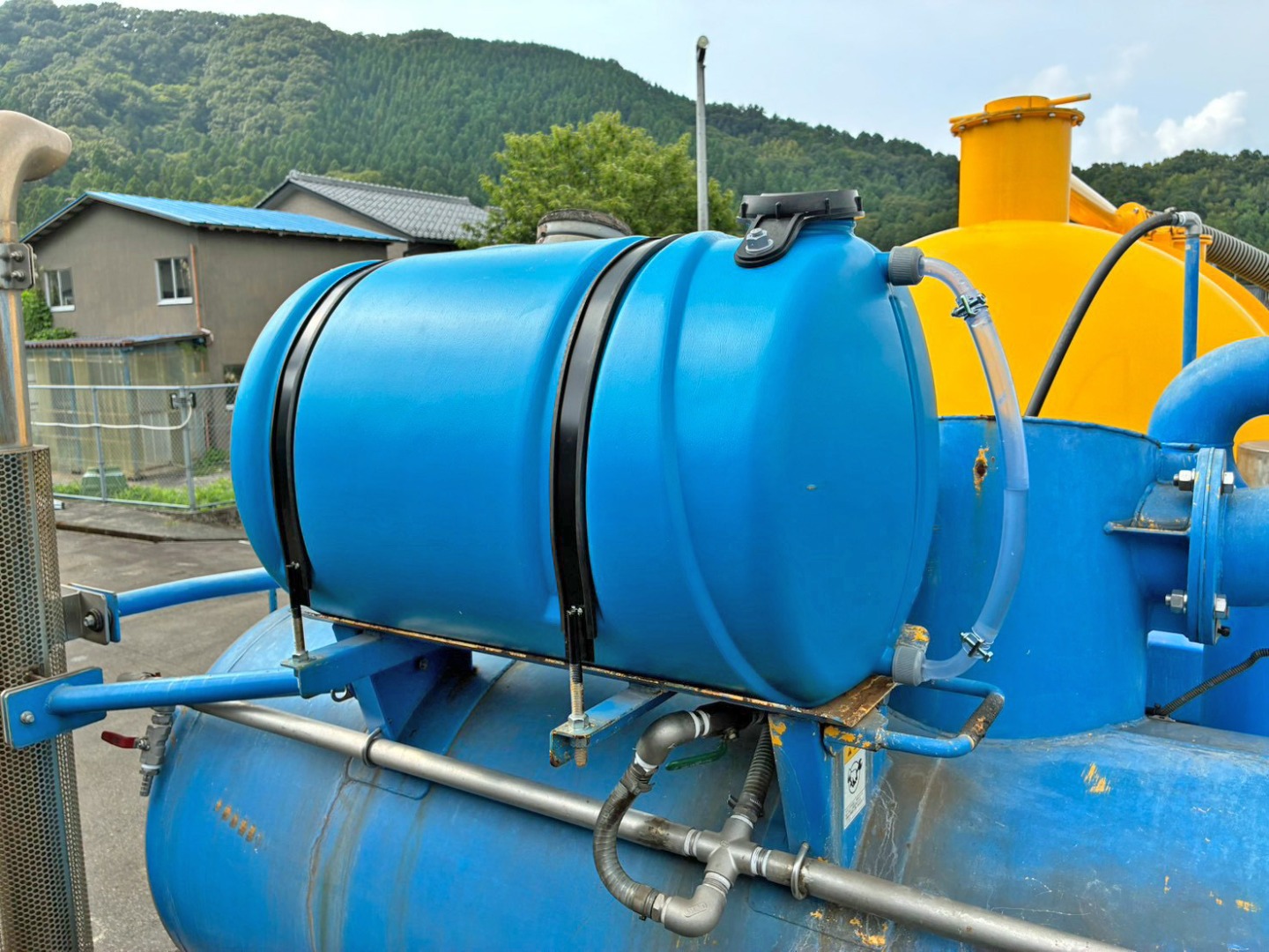 水タンクです。(コーキング補修跡 及び 注水口欠品しています)|日野 プロフィア 2DG-FS1AJAの写真46