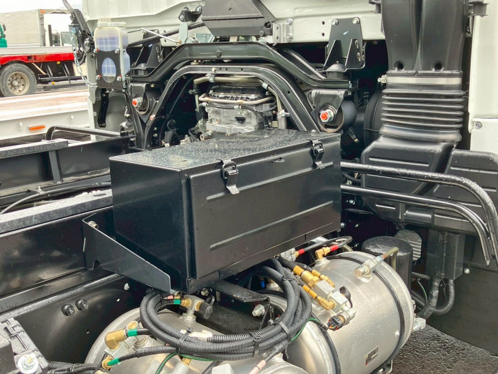 運転席側に工具箱が付いております。|三菱 ファイター 2KG-FK62F(2WD)の写真13